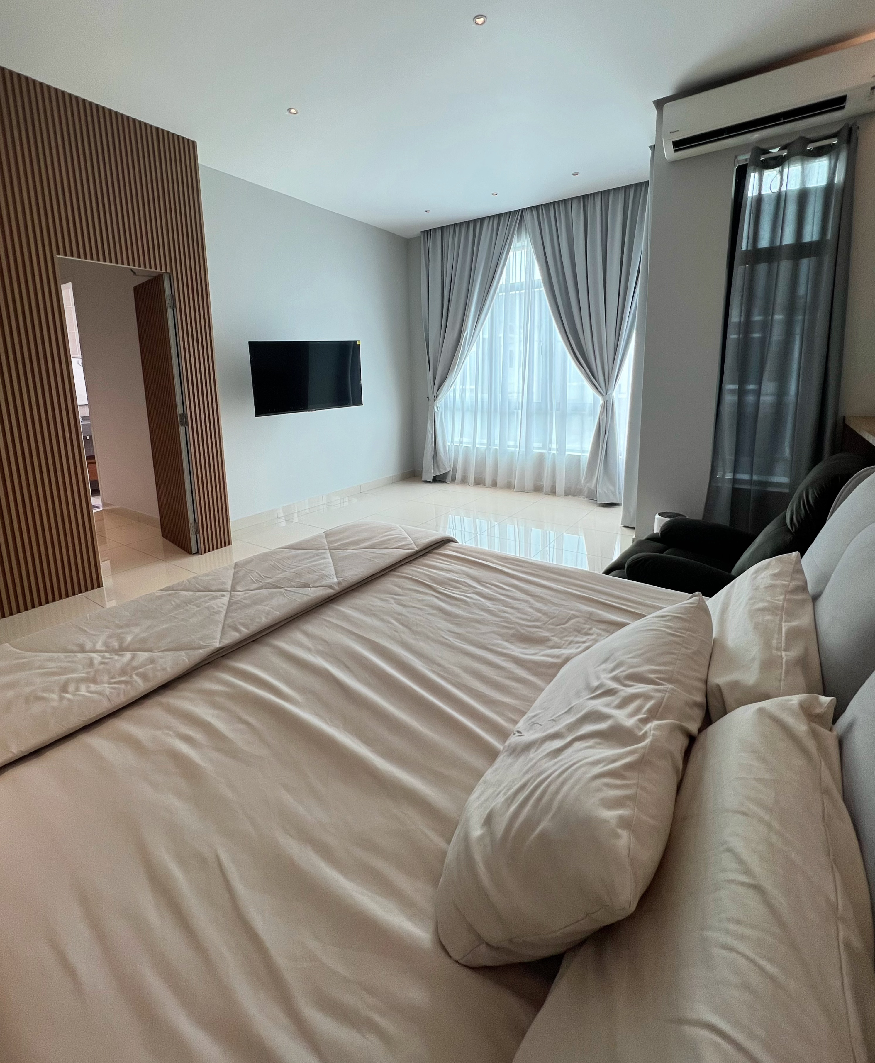 Master Room Thumbnail 2